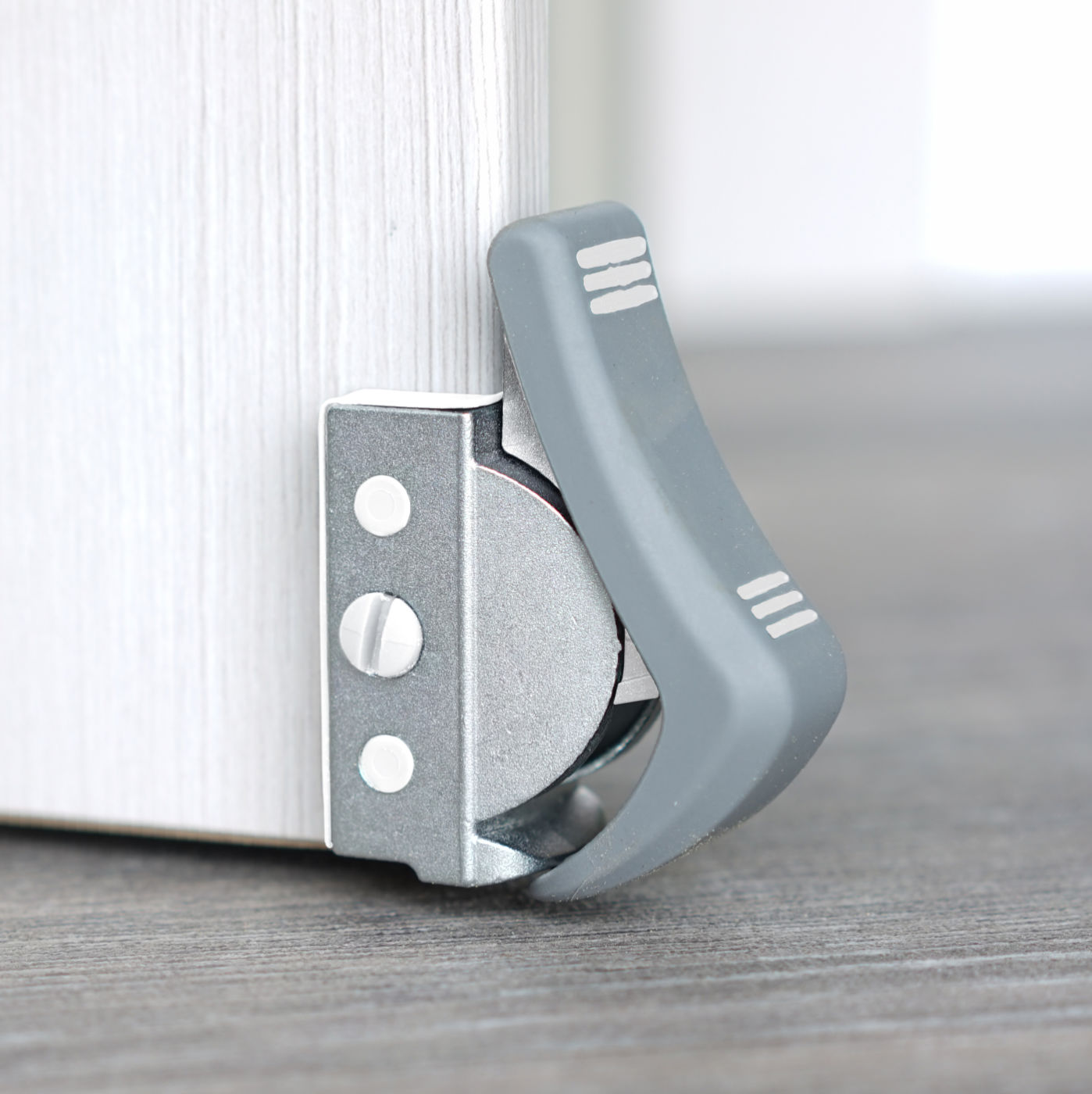 ClipFlix mini weiß Türstopper am Türfalz befestigt